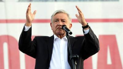Obrador redujo su sueldo como presidente a la mitad y prometió que establecerá una ley para que ningún funcionario gane más que el mandatario.