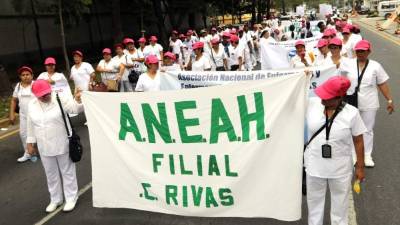 Los hombres y mujeres de blanco exigen al Gobierno el pago de salarios atrasados.