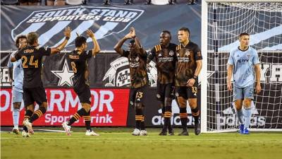 Alberth Elis se lució en la goleada del Houston Dynamo ante Sporting Kansas City.