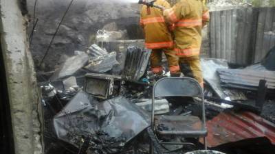 Una familia quedó en la calle después de que se produjera el incendio en el Distrito Central.