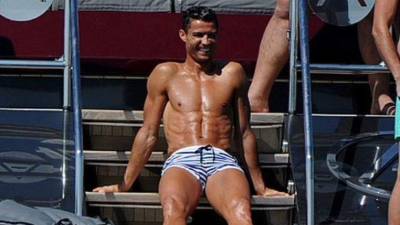 El astro del Real Madrid fue fotografiado mientras estaba en un yate privado con sus amigos.