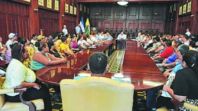 Los vendedores se reunieron con el alcalde Armando Calidonio en el salón Consistorial.