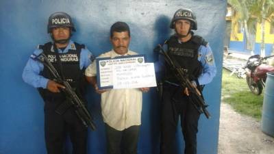 José Perez es señalado como el principal sospechoso de la muerte de Raimundo Hernández Pérez y María Elena Pérez Hernández. Acá porta su ficha delitictiva custodiado de dos agentes de la Policía.