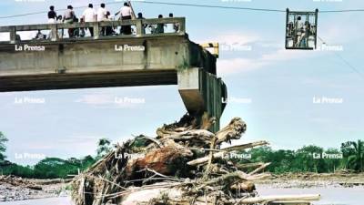 En octubre de 1998, dos oficiales de alto rango de la Policía y su motorista fallecieron cuando iban en su patrulla y cayeron desde un puente en La Ceiba, que cedió por la fuerte corriente del río que estaba crecido por las lluvias del Mitch. Fotos: AFP, Franklyn Muñoz y Archivo La Prensa.