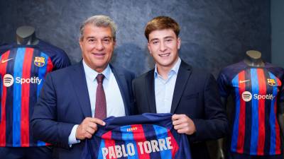 El presidente Joan Laporta presentó a Pablo Torre como nuevo jugador del FC Barcelona.
