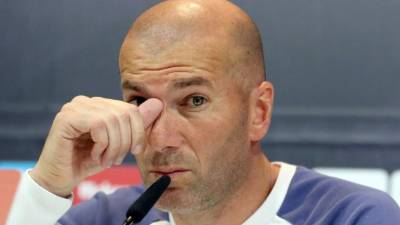 GRA196. MADRID, 07/04/2017.- El entrenador del Real Madrid, Zinedine Zidane, durante la rueda de prensa ofrecida tras el entrenamiento que la plantilla ha realizado hoy en Valdebebas para preparar el partido correspondiente a la 31ª jornada de LaLiga Santander 2016/2017, que disputarán mañana contra el Atlético de Madrid en el Santiago Bernabéu. EFE/J.J. Guillén