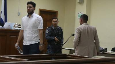 Kevin Solórzano al momento de abandonar la sala.