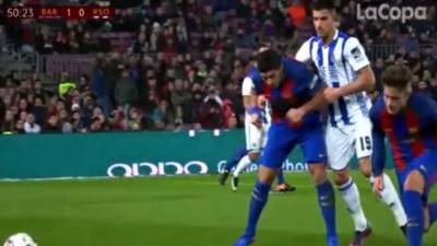 Así fue el codazo de Luis Suárez a Yuri Berchiche.