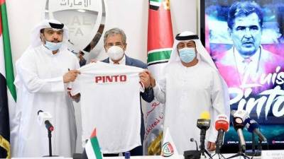 Jorge Luis Pinto en la presentación como nuevo entrenador de los Emiratos Árabes Unidos.