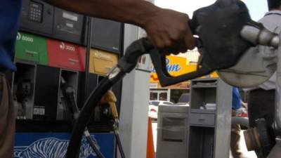 A partir del próximo lunes 4 de agosto, los hondureños podrán gozar de la tercera rebaja consecutiva en los precios de los carburantes. Foto Archivo