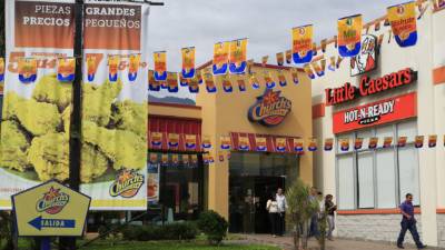 En los restaurantes se entregarán las dos piezas de pollo a las personas que presenten la doble página de LA PRENSA.