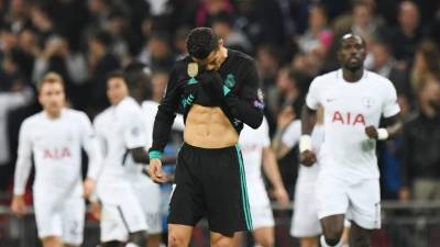 AR003. LONDRES (R.UNIDO), 01/11/2017.- El jugador Cristiano Ronaldo (c) de Real Madrid reacciona hoy, miércoles 1 de noviembre de 2017, durante un partido entre Tottenham Hotspur y Real Madrid del grupo H de la Liga de Campeones, que se disputa en el estadio Wembley, en Londres (Reino Unido). EFE/FACUNDO ARRIZABALAGA
