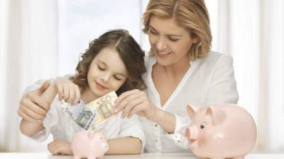 Los padres deben motivar el hábito de ahorro en sus hijos.