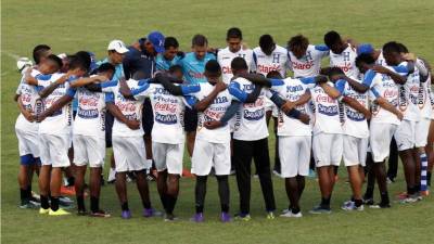 La Selección de Honduras se encomendó al Divino Creador antes de iniciar la práctica. Foto Delmer Martínez