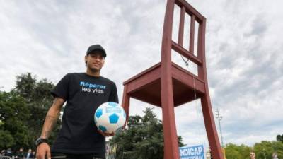 Neymar trepó en la histórica 'Silla Rota' de la Plaza de las Naciones de Ginebra, una escultural monumental de madera con una pata rota, que simboliza el rechazo a las minas antipersonales.