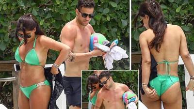 Cesc Fábregas está pasando sus vacaciones en Miami junto a su esposa Daniella Semaan, quien se ha robado las miradas por su bella figura. Fotos cortesía FameFlynet.com