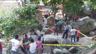 El cadáver de Olmán Rivera que quedó a orillas de una quebrada.