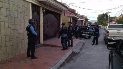 Un juez ordenó los aseguramientos de las casas y emitió las órdenes de captura en contra de las tres personas que aún son buscadas por las autoridades.