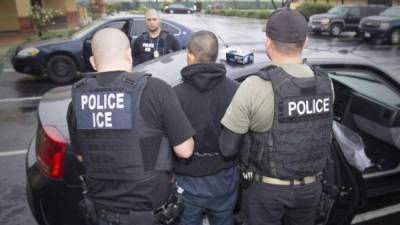 Los detenidos tienen que utilizar permanentemente uniformes provistos por el gobierno de EEUU con pulseras con su identificación.