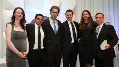 Los ganadores con el premio.