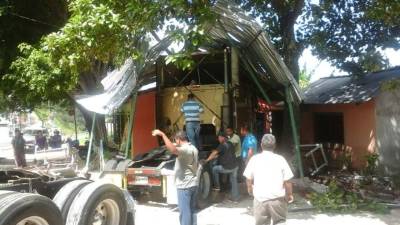 El furgón perdió el control supuestamente por esquivar a otro vehículo. Foto tomada de HCH.