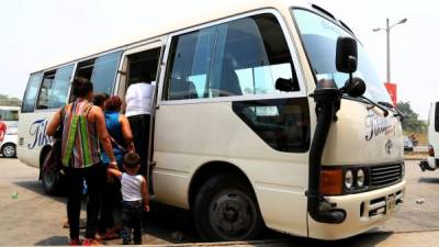 Los pasajeros temen a los asaltos desde el momento que abordan los buses.