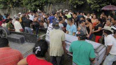 Habitantes de Paguales asistieron al cementerio municipal para despedir a las víctimas. Foto: Esaú Ocampo.