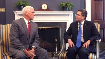 El presidente Hernández y vicepresidente de Estados Unidos, Mike Pence.