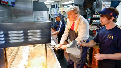 Trump se puso el delantal para trabajar en la cocina de un restaurante de comida rápida en Pensilvania.