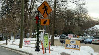 A diferencia de hace un año, los medios de comunicación se han alejado de la primaria Sandy Hook.