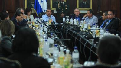 Porfirio Lobo, presidente de Honduras, regañó a los funcionarios durante el Consejo de Ministros.