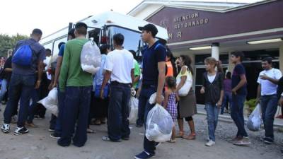 Varios hondureños deportados a principios del 2014 en el Centro de Atención al Migrante retornado en San Pedro Sula, Honduras.