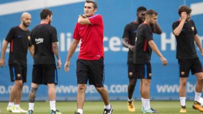 Barcelona's Spanish coach Ernesto Valverde (2R) walks on the pitch during a training session at the Joan Gamper Sports Center in Sant Joan Despi on February 5, 2019. (Photo by Josep LAGO / AFP)