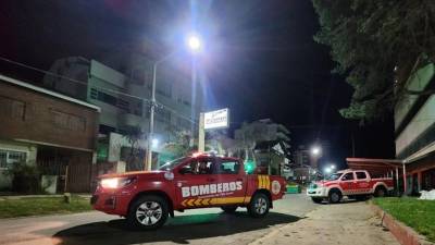 Equipos de rescate buscan a sobrevivientes entre los escombros del edificio de un hotel que se derrumbó en Argentina.