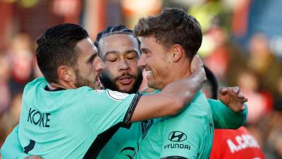 Memphis Depay celebrando uno de sus dos goles con sus compañeros Koke y Llorente.