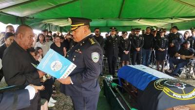 “Mi hijo cayó en una trampa”. Con esa contundente frase, el padre del comisario póstumo <b>Lester Josué Amador Herrera</b> expresó su dolor e indignación tras la muerte de su hijo durante el operativo ocurrido en Corinto, Omoa, Cortés,.