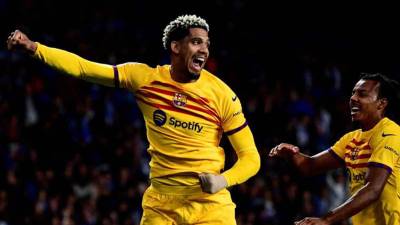 Ronald Araújo celebrando su gol que le dio el triunfo al Barcelona ante la Real Sociedad.