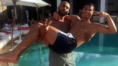 Cristiano Ronaldo ha recibido este día la terrible noticia de que su gran amigo el boxeador marroquía Badr Hari ha sido condenado a prisión por dos años de prisión por la Corte Suprema de La Haya.
