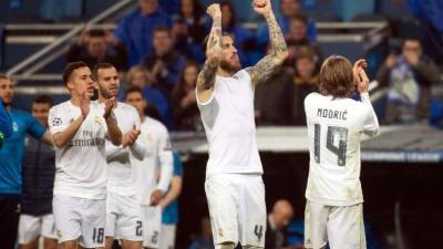 Los jugadores del Real Madrid agradeciendo al apoyo a los aficionados. Foto AFP