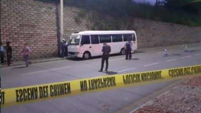 La Policía Nacional acordonó el lugar donde quedó el autobús donde acribillaron al ayudante.