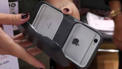 Por algo de dinero extra, puede añadirse a la carcasa una batería de respaldo adaptable para dar más energía al iPhone.