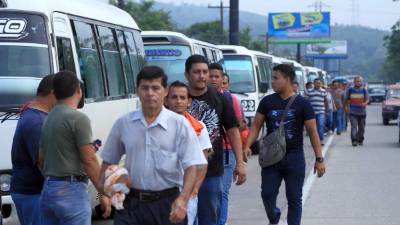 Por la mañana, miles de hondureños tuvieron que caminar, pues se paralizó el transporte público. Fotos: Amílcar Izaguirre, Wendell Escoto y José Cantarero