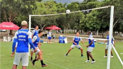 Los jugadores de la Selección de Honduras practican al estilo voleibol en grupos de tres.