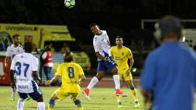 El hondureño Bryan Acosta salta por el balón en un lance del partido contra la UD Las Palmas.