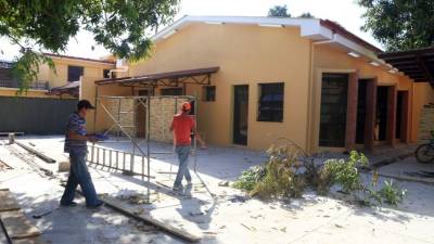 Los obreros trabajan en los últimos detalles.