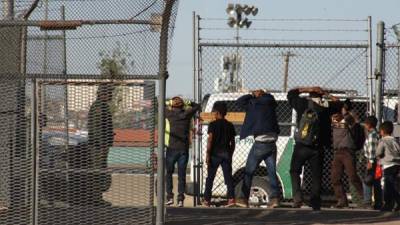 Migrantes son detenidos tras cruzar el río Bravo el martes 16 de abril de 2019, en la fronteriza Ciudad Juárez, en el estado de Chihuahua (México).