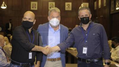 El alcalde Roberto Contreras junto a Orinson Amaya y Elías Burbara, quienes firmaron la paz tras los últimos acontecimientos.