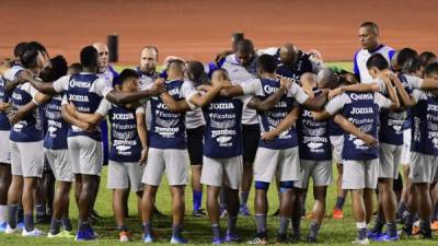 La Selección de Honduras juega hoy a las 7:30 pm en el estadio Olímpico contra Chile, dirigida por el colombiano Reinaldo Rueda y exentrenador de la Bicolor, en un duelo picante. Respecto a la goleada de 4-0 ante Puerto Rico, para el duelo ante chilenos hay varios cambios en el 11 titular.