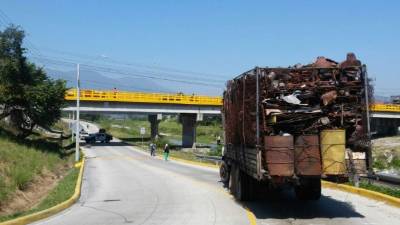 Los testigos dijeron que el camión le pegó en la parte trasera a la moto.
