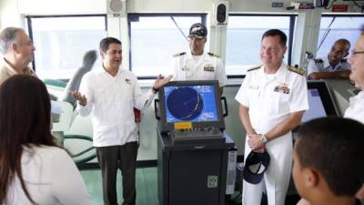 El presidente Juan Orlando Hernández y oficiales navales de Estados Unidos en el barco.